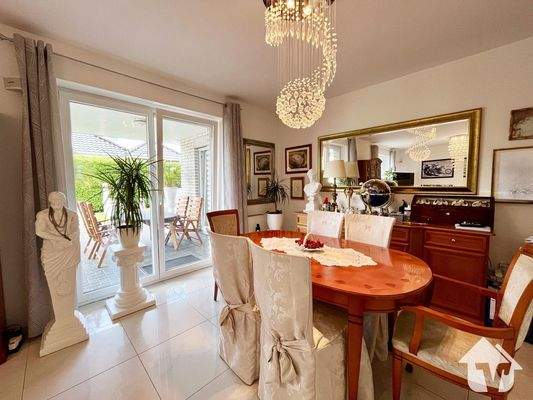 Essbereich mit Blick in den Garten