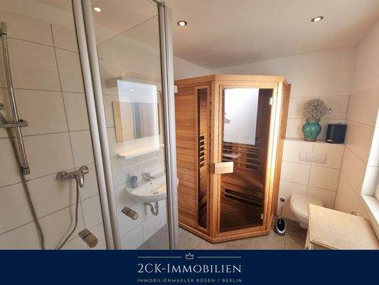Duschbadezimmer mit Sauna