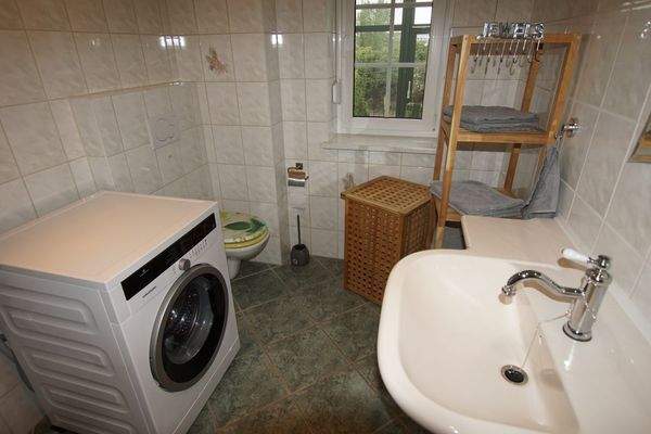 Bad mit Dusche und WC im EG