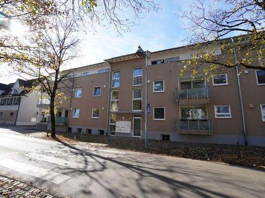 Gebäudeansicht mit Eingangsbereich