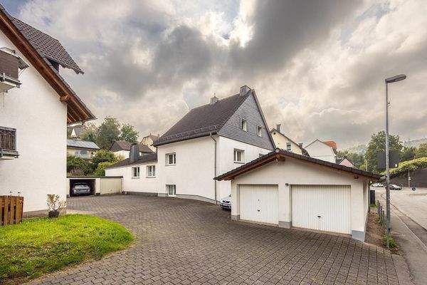 Garagengebäude und Altbau dahinter