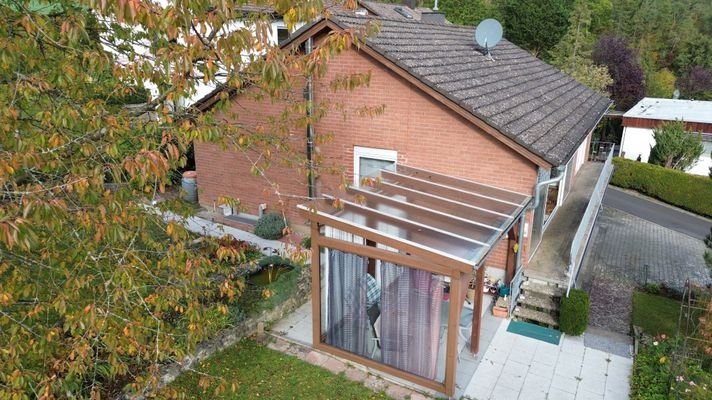 Blick von oben auf die überdachte Terrasse