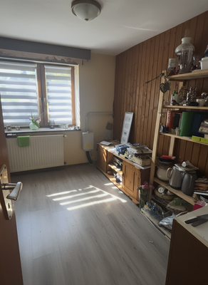 Zimmer mit dem Regal.png