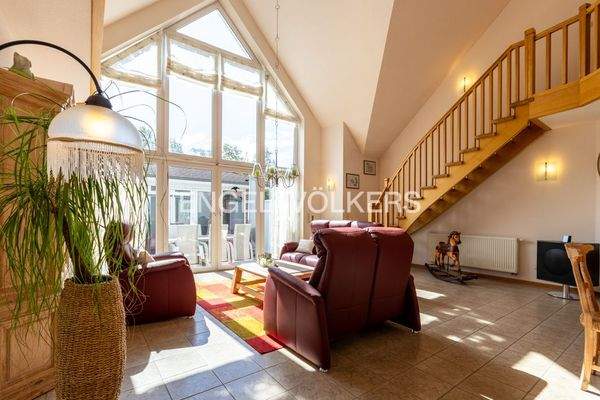 Das offene Wohnzimmer mit großer Fensterfront