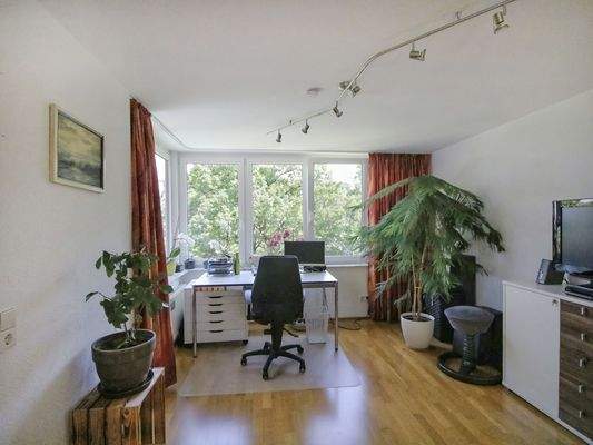 Schönes, helles Schlaf- und Arbeitszimmer mit großen Fenstern zum Garten