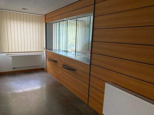 Flur mit Blick auf Schalter