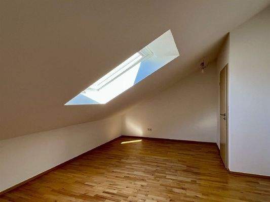 Großzügiges, helles Schlafzimmer DG