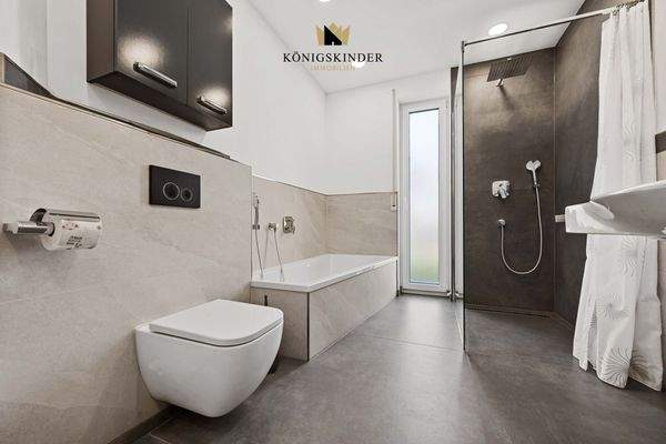 ...mit Wanne und Dusche...