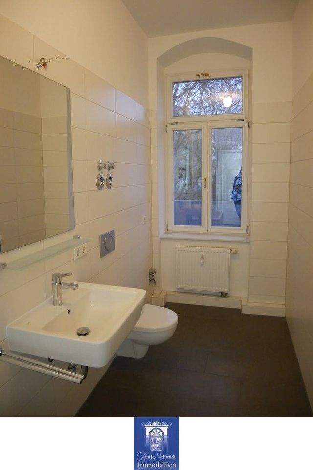 Eindrucksvolle Wohnung mit Balkon, Tageslichtbad mit Wanne! - Photo 2