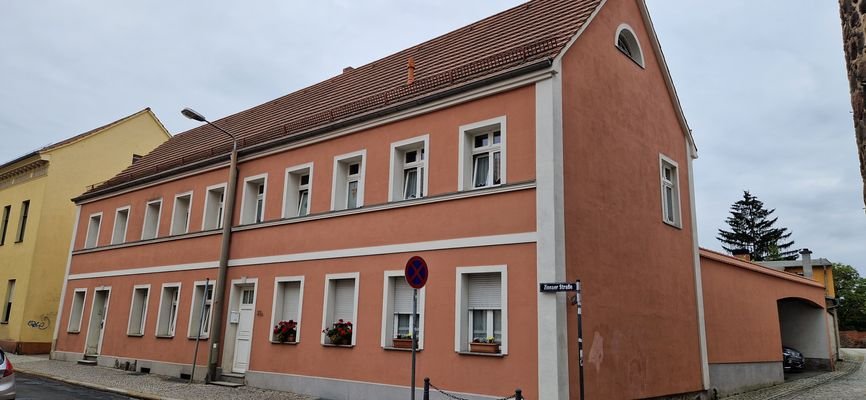 Straßenansicht und Blick in die Gasse