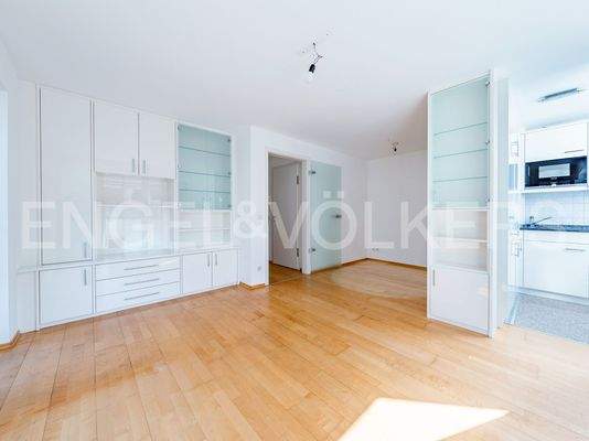 Wohnzimmer mit Esseck und Einbauschränke