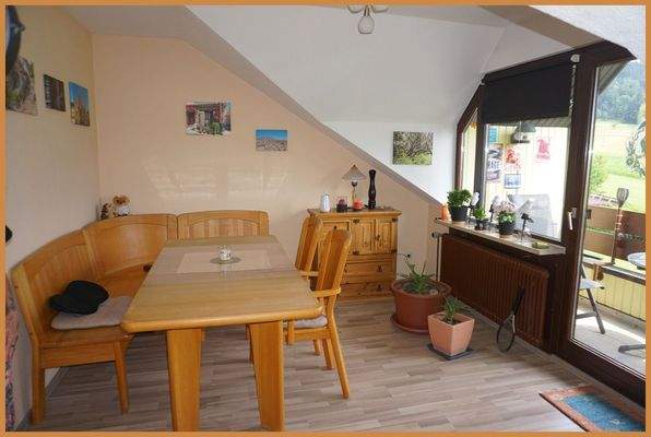 Essbereich mit Eintritt auf den Balkon