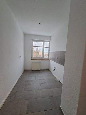 Leere Küche mit Fenster