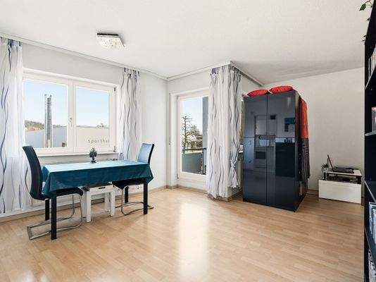 Wohnraum mit Austritt Balkon