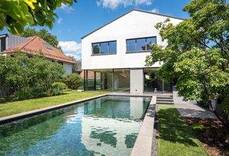 Außenansicht mit Pool.