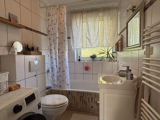 Das moderne Wannenbad, mit Tageslicht und Waschmaschinenanschluss