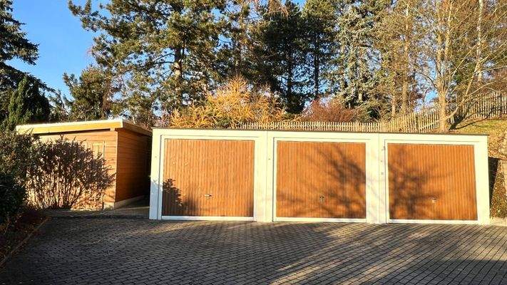 3 Garagen mit Geräteschuppen