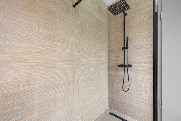 Tageslichtbad mit Dusche & Wanne.jpg