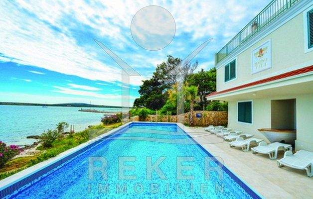 Diese traumhaft gelegene Luxus-Villa wird exklusiv nur bei Reker Immobilien angeboten!