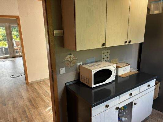 Küche mit Blick in den Vorraum