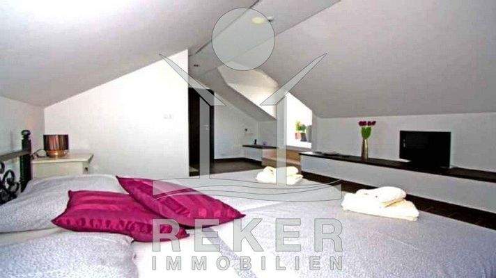 Das große Schlafzimmer unter dem Dach kann als Elternschlafzimmer dienen und bietet sehr viel Platz.