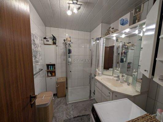 Bad mit Dusche bewohnt