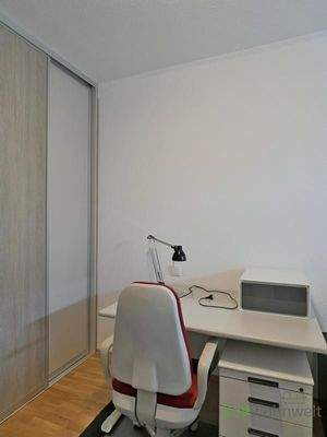 Kleiderschrank und Schreibtisch