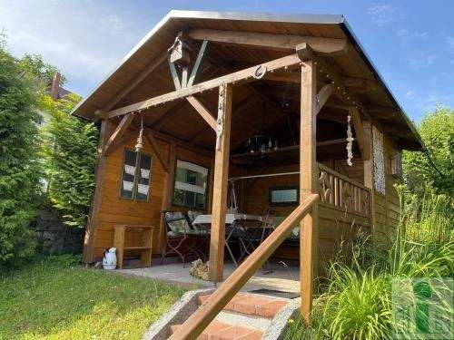 Holzhütte mit Blick ins Bergland