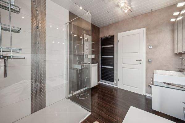 Tageslichtbad mit Dusche EG 