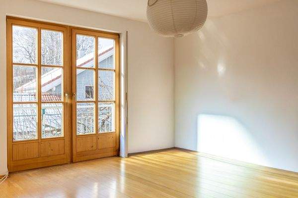 Licht, Holz & Wohngenuss – Charme pur auf drei Etagen mit Schwedenofen und stilvoller Wendeltreppe