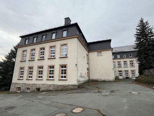 Ostansicht mit Parkplatz