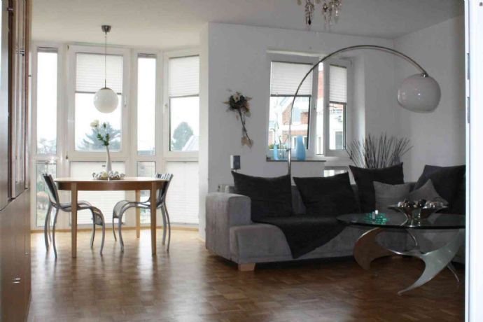 Einbauküche und Balkon - die Wohnung