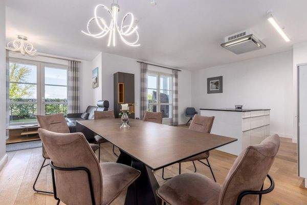 Das Wohnzimmer mit moderner NOLTE-Küche