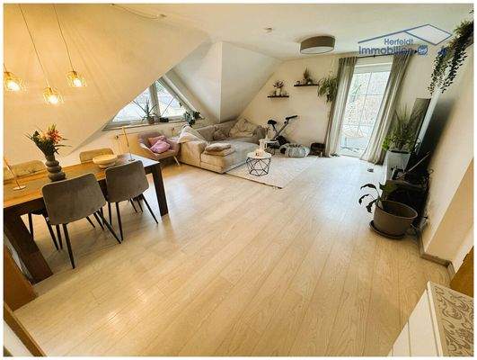 Lichtdurchfluteter Wohn-/Essbereich