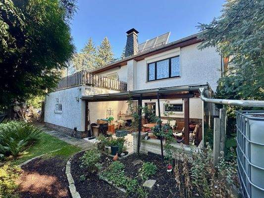 Blick auf Terrasse und Eingang Souterrain