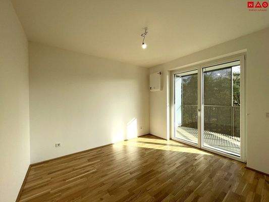 Schlafzimmer mit Zugang Balkon