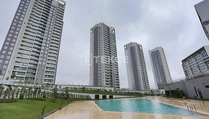 Apartments with Outdoor Swimming Pool in İstanbul Avcılar