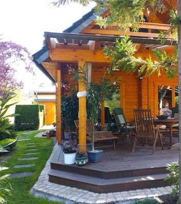 Terrasse mit seitlichem Weg zum Eingangsbereich.JP