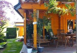 Terrasse mit seitlichem Weg zum Eingangsbereich.JP