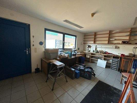 Werkstatt mit Zugang zum Hinterhof