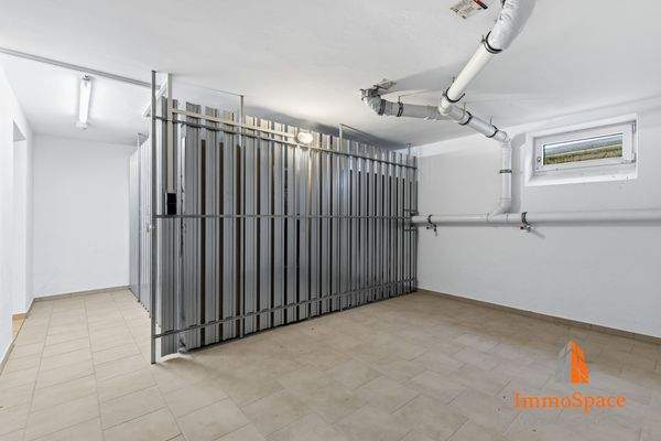 Blick zu den Kellerräumen