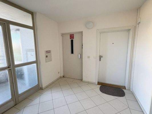 Fahrstuhl und Hausflur