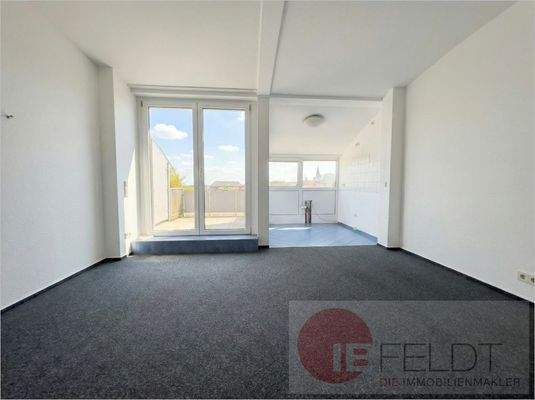 Zimmer 2 mit offener Küche und Terrasse