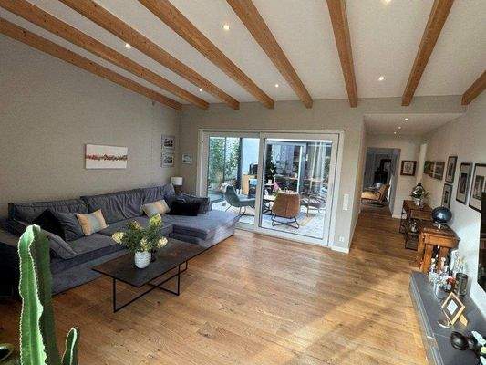 Wohnzimmer mit Blick zum Wintergarten