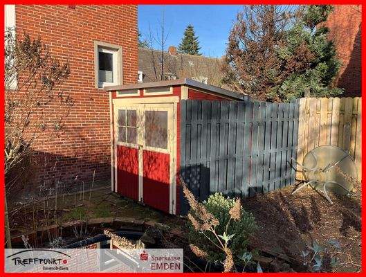 Gartenhaus mit Holzterrasse