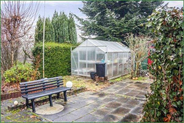 Rechter Gartenteil mit Gewächshaus