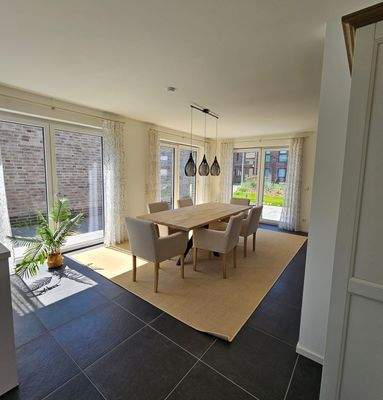 Lichtdurchfluteter Essbereich