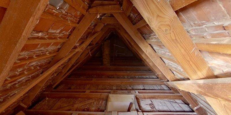 Trockener Spitzboden