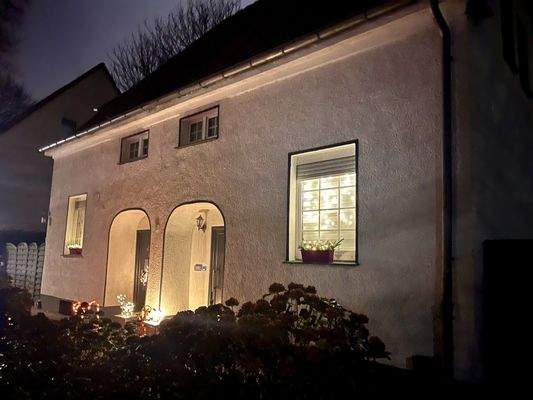 Haus Frontseite beleuchtet