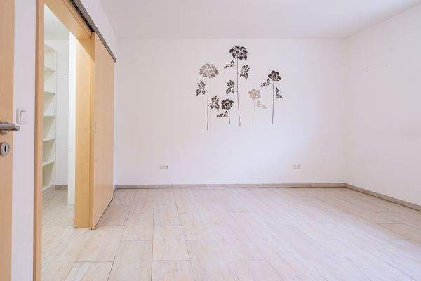 Schlafzimmer mit begehbarem Kleiderschrank